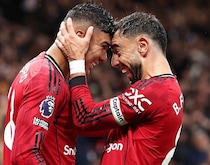 苦しむ名門マンUが世界王者チェルシーを２－１撃破！相手GKが開始５分で一発レッド→得点者カゼミーロも退場したが…大雨の激戦を制す