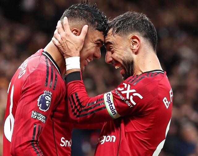 苦しむ名門マンUが世界王者チェルシーを2-1撃破!相手GKが開始5分で一発レッド→得点者カゼミーロも退場したが…大雨の激戦を制す