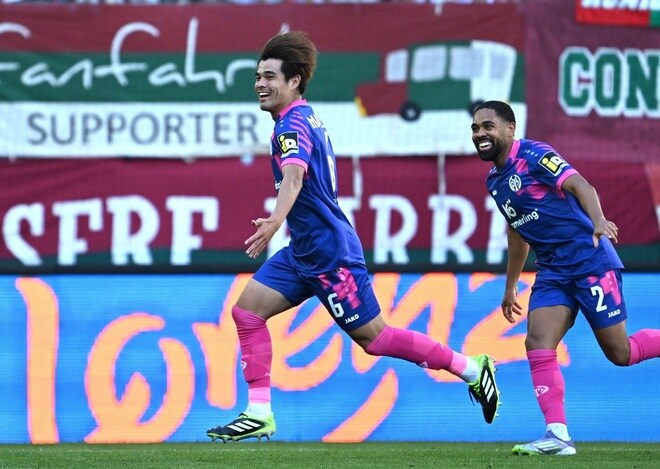 「誰にも止められない」「凄まじい」衝撃のブンデス初ゴール&初アシスト!大暴れの24歳日本代表をドイツ大手紙が“最高評価”で絶賛!「20メートルの距離から…」