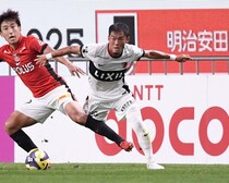 首位鹿島を力強く下支え。“どこで出るか”より“どこで何をするか”。小池龍太の献身「『誰かのために』をより一層、表現したい」