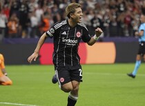 「欧州に来た一番の理由」“日本の10番”がデビュー戦で語ったCLへの思い。大勝劇を呼び込んだワンプレーを指揮官が称賛「我々を目覚めさせた」【現地発コラム】