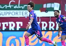 「圧倒的」「真の鉄人だ」ドイツで無双の24歳日本人に現地メディアから称賛止まず！衝撃のブンデス初ゴール＆初アシスト「初めてだったことに驚く人も…」