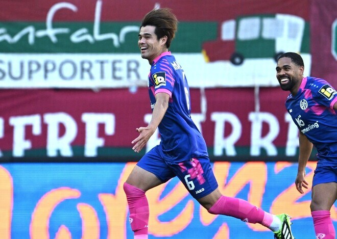 「圧倒的」「真の鉄人だ」ドイツで無双の24歳日本人に現地メディアから称賛止まず！衝撃のブンデス初ゴール＆初アシスト「初めてだったことに驚く人も…」