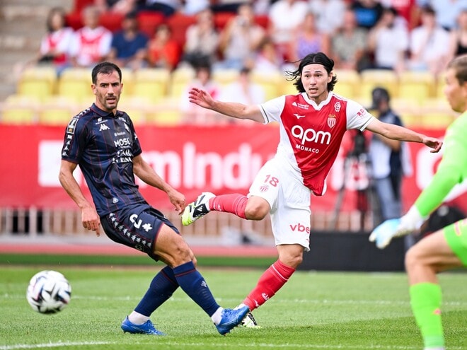 「愚かな行動に出た」PK献上で失点関与も…同点弾アシストの南野拓実を仏メディアが称賛！「ほぼすべてのボールタッチで危険」「背番号18が輝きを放った」