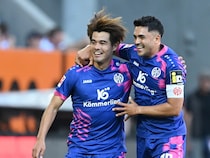 「欧州でも傑出した選手」「ボールを奪うのはほぼ不可能」ブンデスで衝撃パフォーマンスの日本人MFをクラブSDが大絶賛！「唯一欠けているのは…」