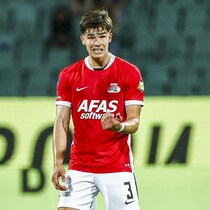 フェイエ上田綺世をつねったり、叩いたり！ AZの21歳DFに指揮官は不快感。現地ファンも憤怒「プロ意識の低いバカめ」「イカれてる」