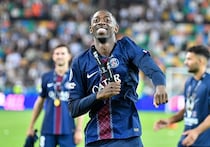 パリSGのフランス代表FWデンベレがバロンドールを初受賞！CL初優勝など４冠達成に貢献、壇上で涙「言葉が見つからない」