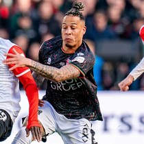 味方へのファウルに激怒→右腕一本で乱暴に相手をなぎ倒し一発レッド。NEC10番は３試合の出場停止？ クラブは徹底抗戦の構え