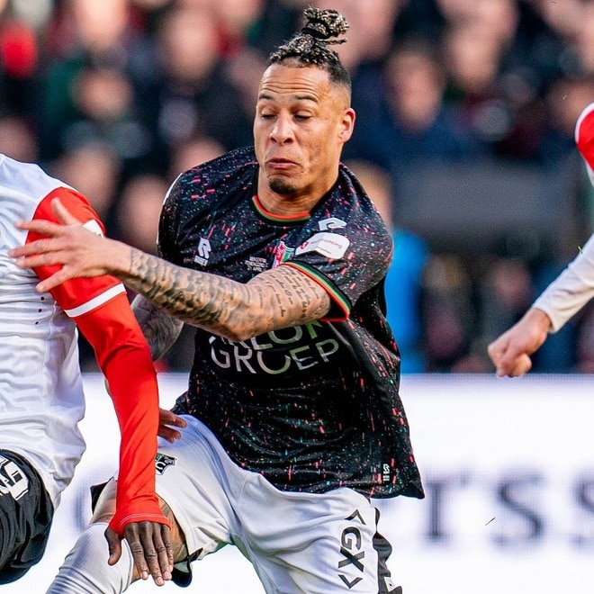 味方へのファウルに激怒→右腕一本で乱暴に相手をなぎ倒し一発レッド。NEC10番は３試合の出場停止？ クラブは徹底抗戦の構え