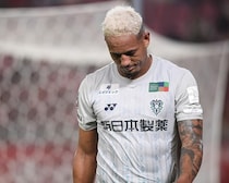 わずか２分間でイエロー２枚...ウェリントンが前半の終了間際に退場。福岡は１点ビハインドで数的不利に