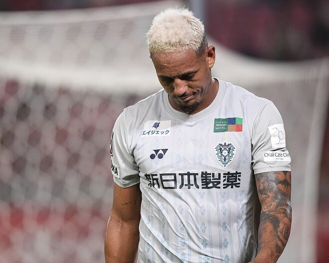 わずか2分間でイエロー2枚...ウェリントンが前半の終了間際に退場。福岡は1点ビハインドで数的不利に