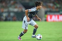 「強奪しようとしている」日本代表MFの獲得を巡ってプレミアの１位と２位が争奪戦か！「希望を打ち砕くような動きだ」