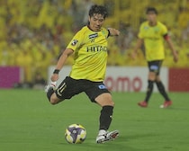 「重症じゃないか」柏の26歳MFが右膝前十字靭帯断裂・内側側副靭帯損傷で今季絶望か。ファンは嘆き「もう誰の怪我も見たくないよ…」