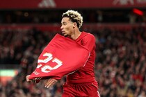 「なんてバカな奴だ」「信じられないミスだ」リバプールFWが勝ち越し弾の直後にとんでもない大失態！まさかのレッドにファン激怒！同僚は唖然、指揮官は憤慨「愚かだ」