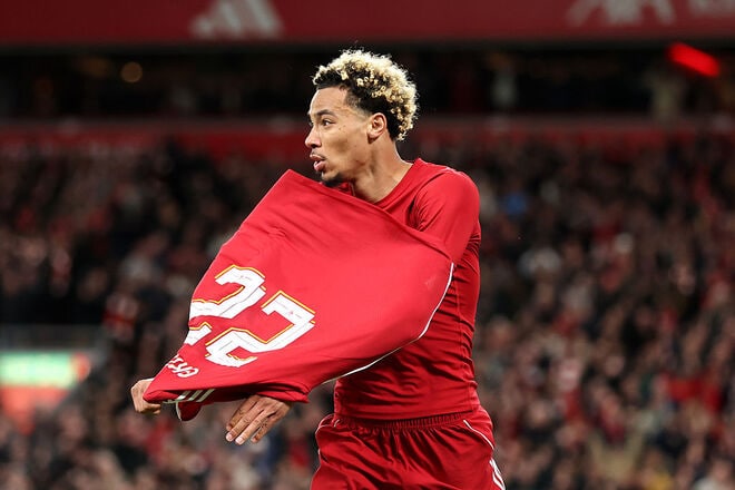 「なんてバカな奴だ」「信じられないミスだ」リバプールFWが勝ち越し弾の直後にとんでもない大失態！まさかのレッドにファン激怒！同僚は唖然、指揮官は憤慨「愚かだ」