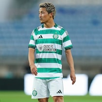 「HTで交代された」「苛立たしい前半を通して…」監督に“ベストから程遠い”と評された前田大然を現地紙がワースト評価。旗手怜央も「全く脅威を与えられず」【EL】