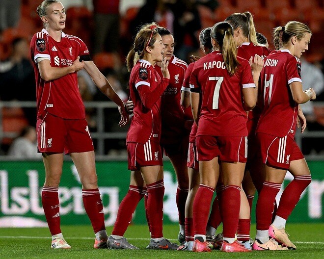 鮮やかなループ弾！ リバプール清水梨紗が移籍後初ゴール！ シティの長谷川唯も祝福