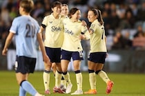 デビュー戦でいきなりゴール！ エバートンDF北川ひかるの圧巻ミドル弾に驚きの声！「弾道すごい」「おめでとう」