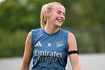 「すごい色気だ」「息をのむほどの美貌」英女子代表FWの胸元が大胆露わな“美しすぎる”ドレス姿に脚光！「美人にもほどがある」