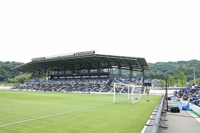 J2今治、一部サポのフィールドエリア侵入&飛び降り行為発生で注意喚起。臨場感が魅力の“フェンスなし”本拠地