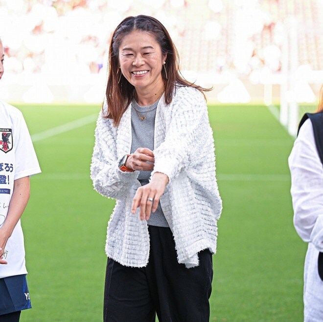 「ハッピーオーラで眩しい」なでしこJレジェンドが“ラブラブ”夫婦2ショット公開!「素敵です お洋服も可愛い」などの声