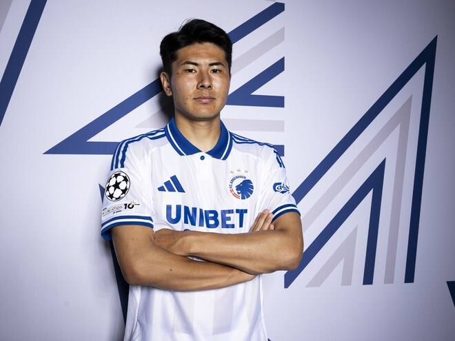 「我々は本当に優れた選手を獲得した」欧州名門デビューの22歳日本人、指揮官や同僚から称賛続々！「フィールド上では最高だった」