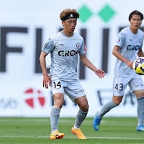 ４戦未勝利の岡山にアクシデント。田部井涼が負傷交代。右太もも裏を痛めたか。担架で運ばれてピッチを後に