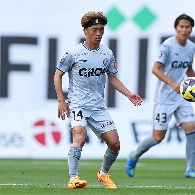 ４戦未勝利の岡山にアクシデント。田部井涼が負傷交代。右太もも裏を痛めたか。担架で運ばれてピッチを後に