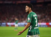 世界屈指の左ウイングに「多くの場面で勝利」 無敵のドイツ王者を相手に奮闘した日本人DFに現地メディアが賛辞！SBなのに驚異の“９本中５本”を記録