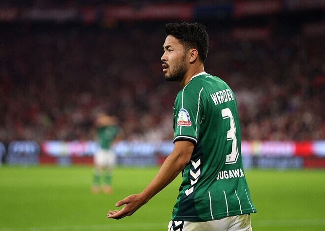 世界屈指の左ウイングに「多くの場面で勝利」 無敵のドイツ王者を相手に奮闘した日本人DFに現地メディアが賛辞！SBなのに驚異の“９本中５本”を記録