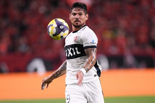 得点ランクトップの鹿島FWが無念の負傷交代…今季18点目マーク後に自ら座り込む。担架でピッチを後に