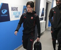 「ファンはとても不満」日本人エースの放出に欧州名門のサポーターは怒り「代役を加えずに売却した」