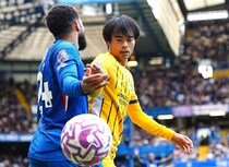 チェルシー逆転撃破のきっかけ作るも…現地メディアは“最速OUT”の三笘薫を最低評価「攻撃は右サイドから」「交代は非常に効果的」