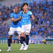 自分で投げて、自ら反応して、俺がぶち込む！ 残留争いの大一番で横浜FCが先制、決めたのは細井響！