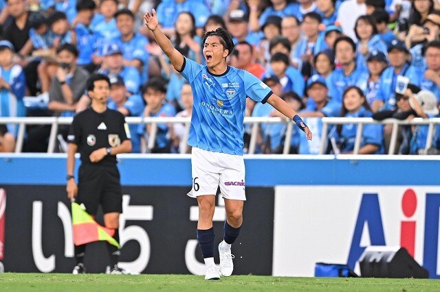 手振りとコミュニケーションでコントロール。まるでピッチ上の指揮官だった山田康太の振る舞いにチームメイトも称賛「大きい存在です」【横浜FC】