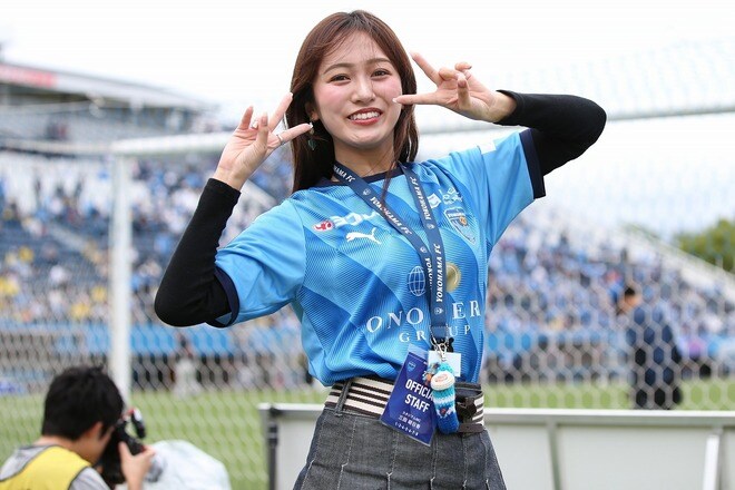 「女神さま」「ありがとうモニちゃん」横浜FCの勝利喜ぶ、女性アイドルの“ウエストちら見せ”ユニショットが話題「めちゃくちゃ素敵です」