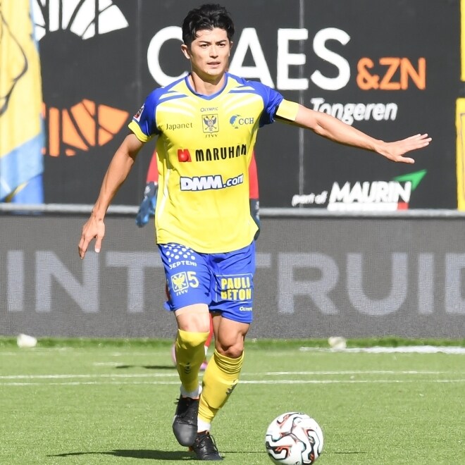 「もしかして、もうキツイのかな」大怪我から不死鳥のごとく蘇った日本代表CBを、STVV指揮官も手放しで称賛！「本当のトップ」「好影響を与える良いお手本だ」【現地発】