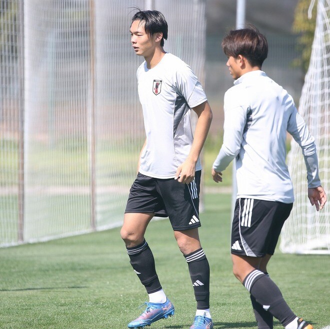 久保建英からのメッセージを胸に。189センチのレフティCBが、スペインで得た経験をU-20W杯の舞台で示す【現地発】