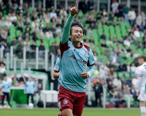 「得点王になれる」得点ランク単独首位に！名門で７戦６発の日本代表FWを蘭専門誌編集長が絶賛！「最高のFW」「多くの人が彼の活躍を諦めていたが…」