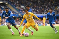 独特の雰囲気に包まれたチェルシー戦。ブライトン三笘薫は左足を痛めたか。好調時のプレーには程遠かった【現地発】