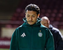 「ひどい」「外されるべきだ」屈辱のHT交代…昨季33発の日本人エースにまさかの“不要論”　英メディアが酷評「ボールに11回しか触れなかった」