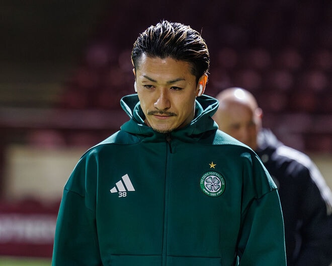 「ひどい」「外されるべきだ」屈辱のHT交代…昨季33発の日本人エースにまさかの“不要論”　英メディアが酷評「ボールに11回しか触れなかった」