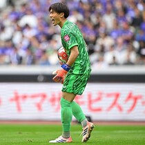 「噂をかき消すタイミング」「本当によかった」サンフレ絶対的守護神の契約更新にファン安堵「最大の補強」