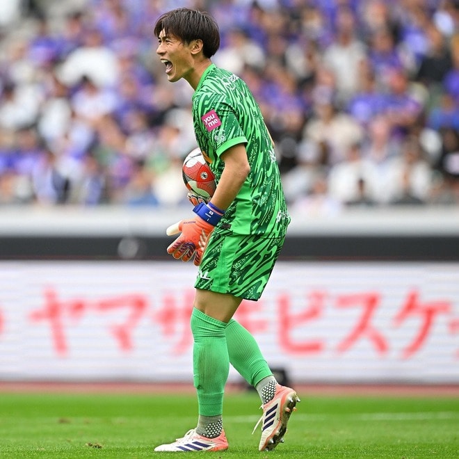 「噂をかき消すタイミング」「本当によかった」サンフレ絶対的守護神の契約更新にファン安堵「最大の補強」