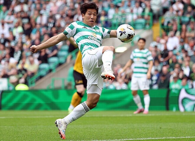 「彼の得点力を全く目にしていない」夏に名門加入の日本人FW、半年でまさかの退団か「日本か別の移籍先へ…」