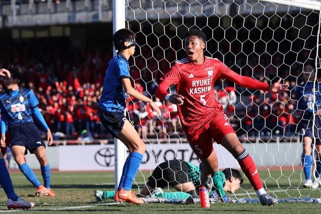 まさに死闘、流経大柏が大津との東西横綱対決を制す！ 大会４点目の金子、U-17代表メンディーのゴールで鮮やか逆転勝ち、鹿島学園との国立セミファイナルへ【選手権準々決勝】