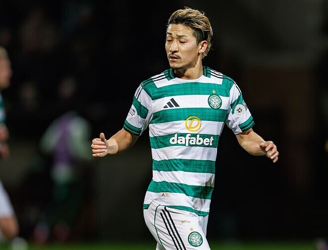 「解任しろ。もう限界だ」「出て行け」日本人カルテット擁する名門、宿敵にホームで完敗…新体制８戦６敗でファン激怒！現地メディアも痛烈批判「信じ難い状況」「いつ目を覚ますのか」