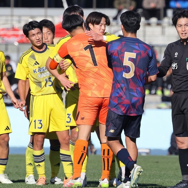 中学時代のチームメイトが８強で対峙。試合が終われば友人に戻る。力強く抱擁「絶対、優勝してな」「任せろ」【選手権】