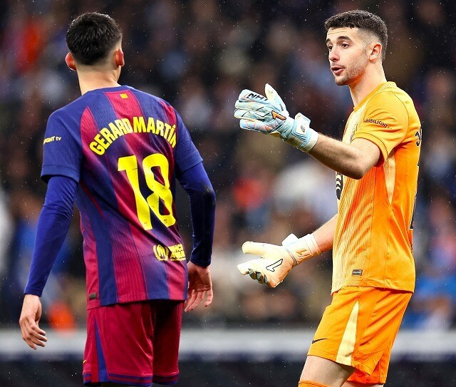 「何十年もサッカー観てて初めて」「伝説級」バルサ守護神の“画期的”死守が話題沸騰！文字通り捨て身…「生贄にもほどがある」