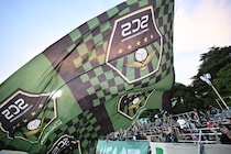 「超かわいい」「その発想はなかった」アイドルのメンカラっぽさも？ J３相模原の新ユニにファン注目。コンセプトは「ホームタウンの花」